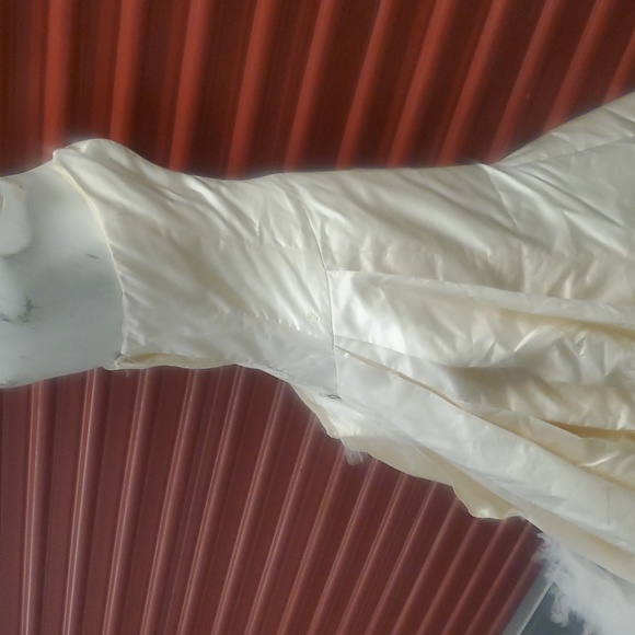 Vera Wang Dutchesse Wedding Dress size 8 Ivory Silk strapless Ball gown #2 - Picture 17 of 17